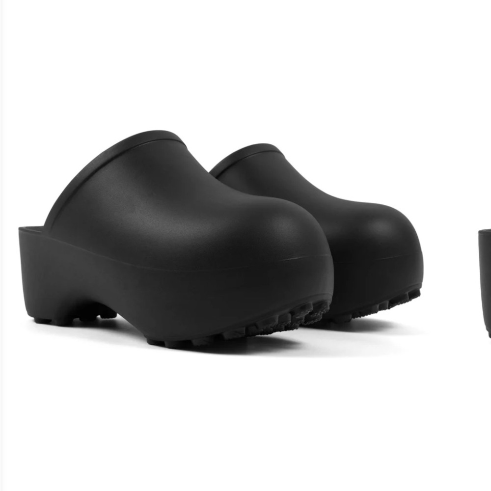 Prayingg Clogs Black